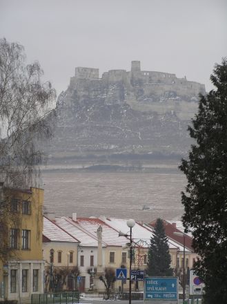 Spišské Podhradie; i bakgrunden Spišský hrad (Spiš-borgen).